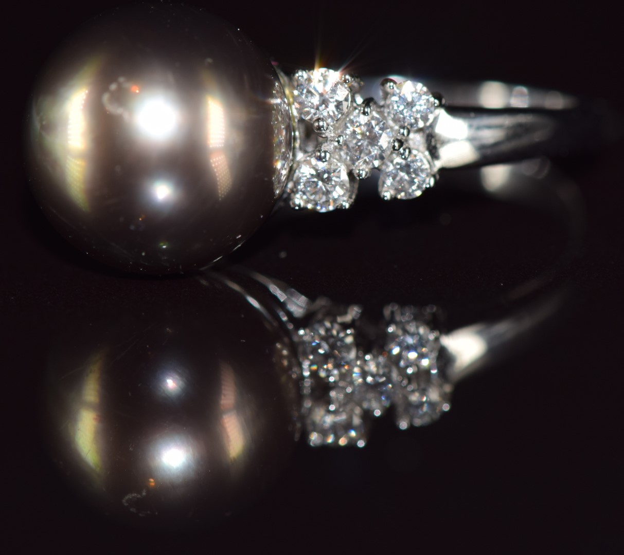 An 18ct white gold ring set with a 14ct black South Sea pearl, and with five diamonds to each - Image 3 of 4