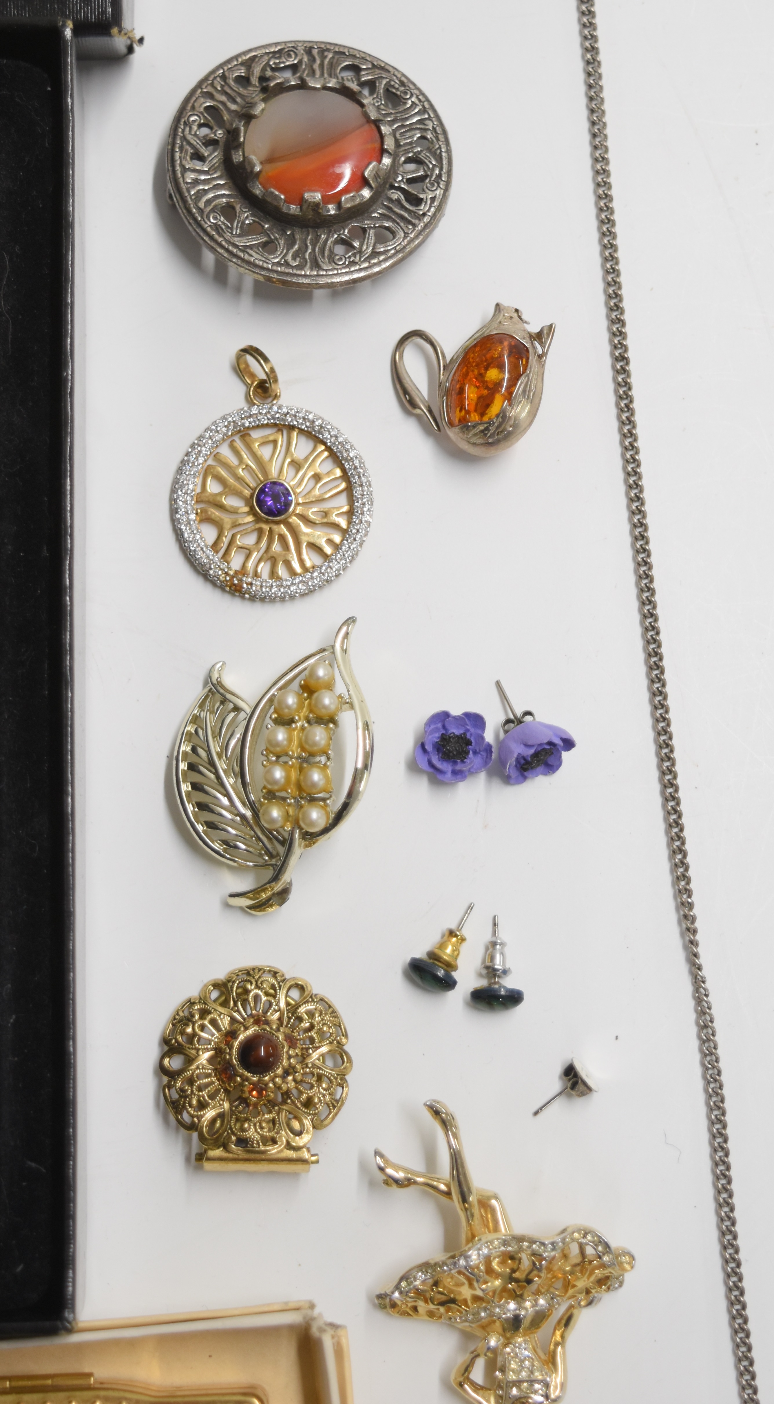 A collection of jewellery including enamel brooch, Monet necklace in box, pearl necklace, silver - Image 4 of 7