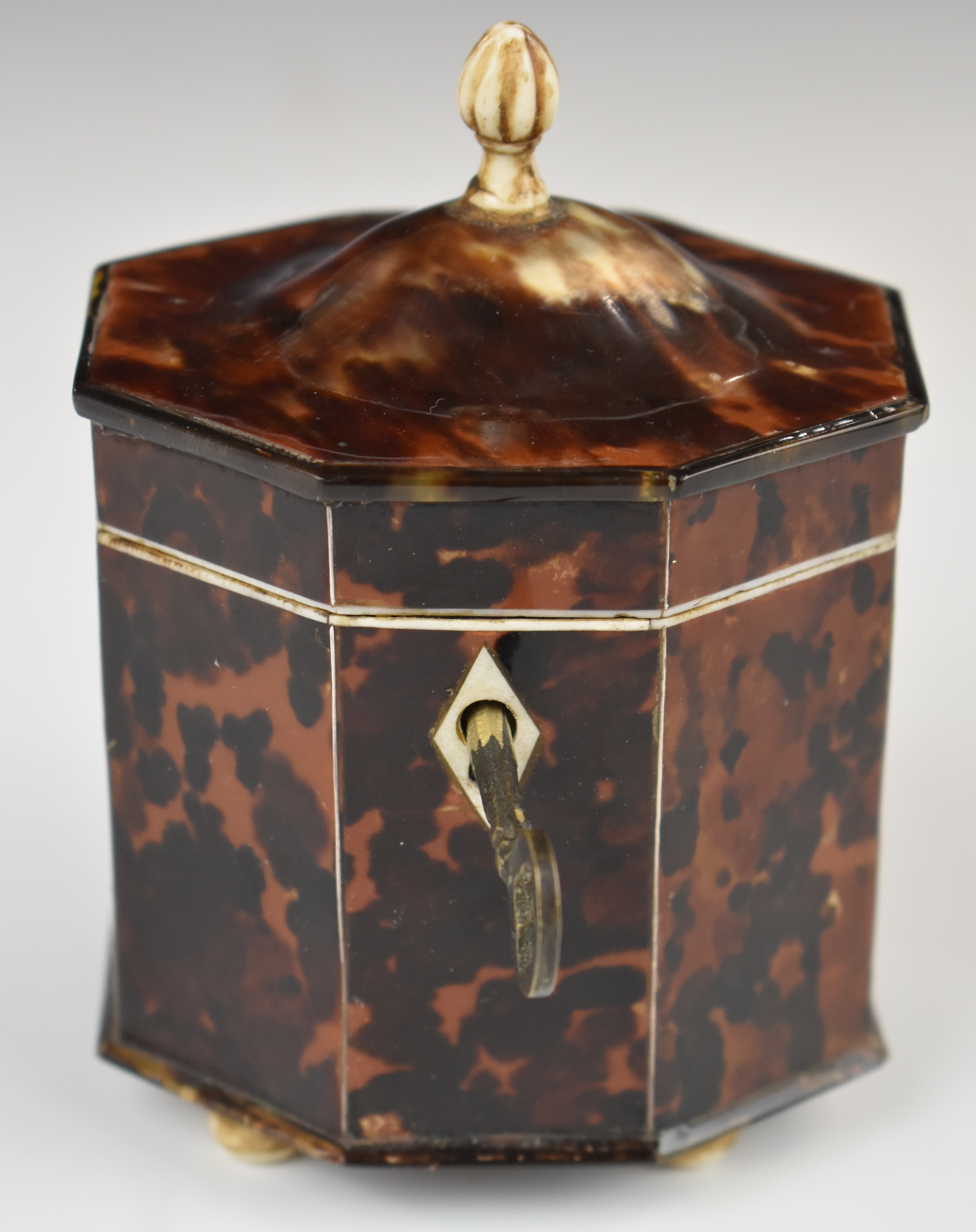 Octagonal tortoiseshell style tea caddy raised on four ball feet, height 12cm - Image 2 of 6