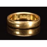 An 18ct gold wedding band / ring, Birmingham 1929, 4.6g, size N