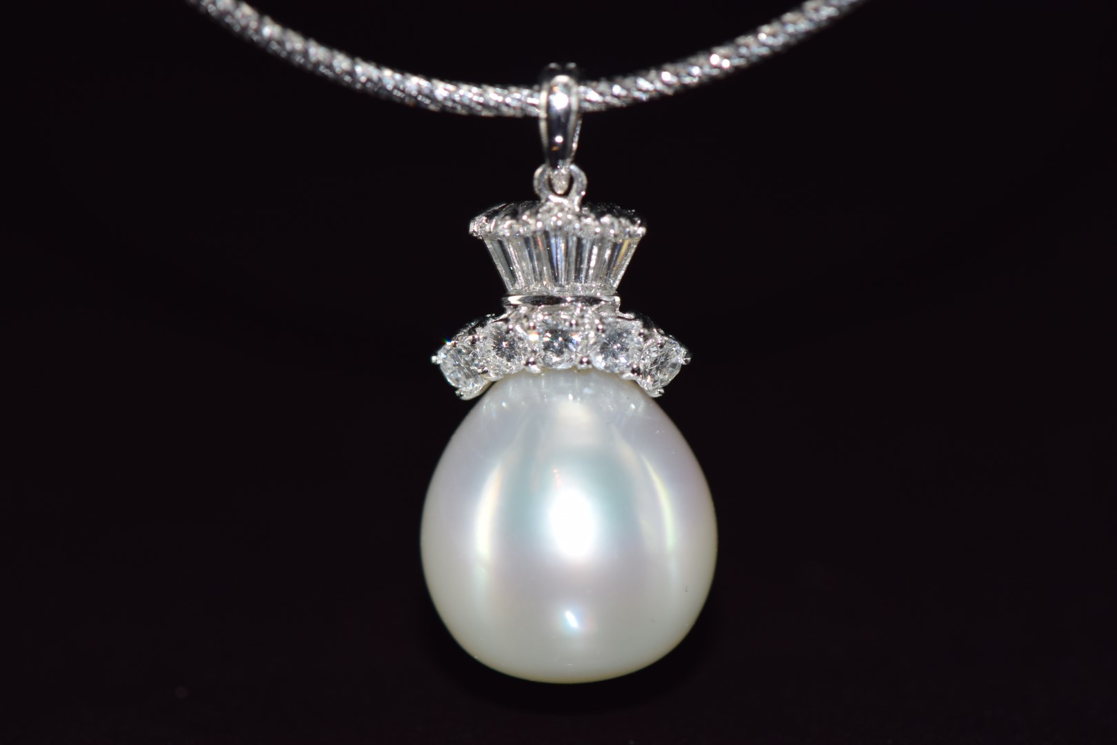 An 18ct white gold pendant set with a 23ct South Sea pearl, baguette and round cut diamonds, total - Image 3 of 4