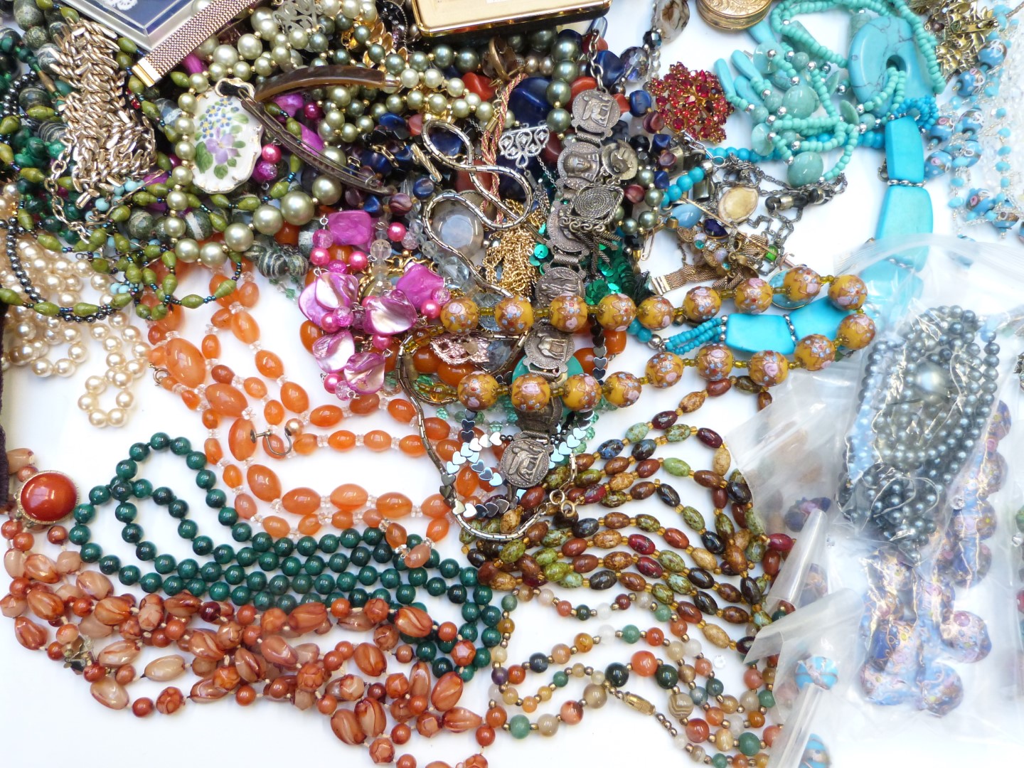 A large collection of costume jewellery including agate beads, vintage brooches, vintage earrings, - Image 7 of 10