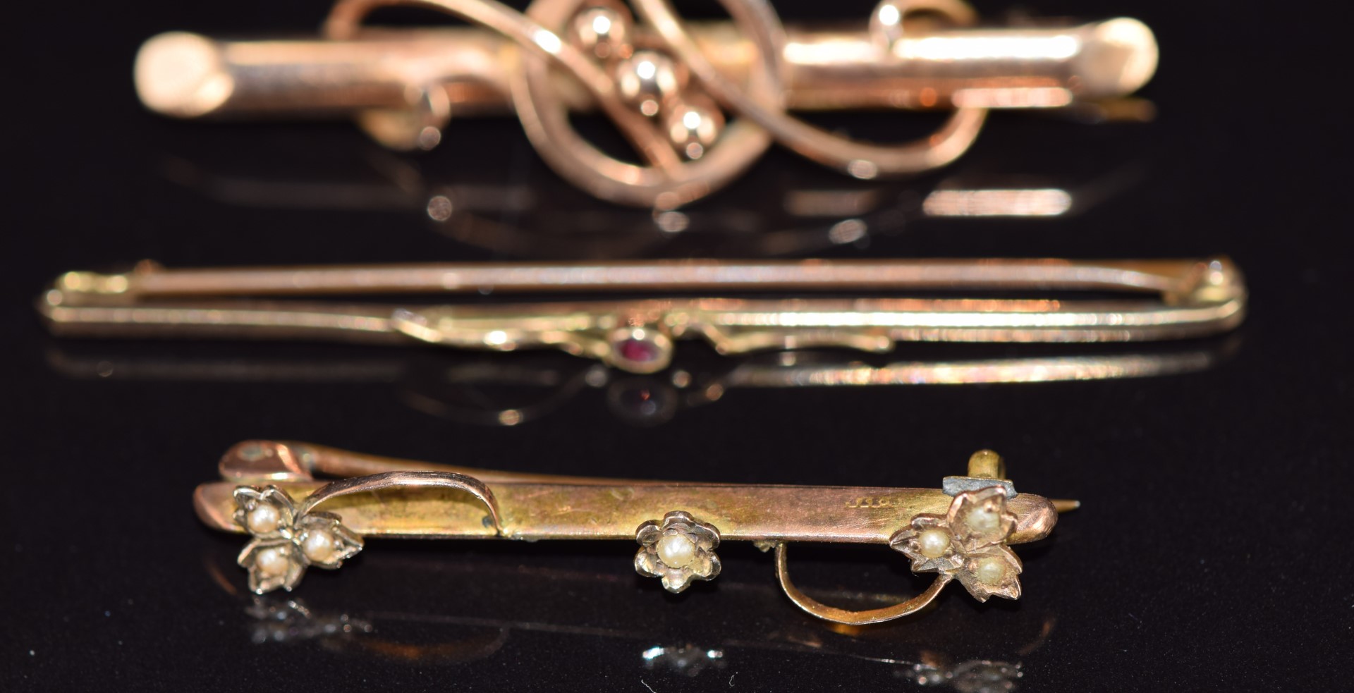 Art Nouveau 9ct gold brooch set with enamel and seed pearls, four c1910 9ct gold brooches (10g) - Image 5 of 5