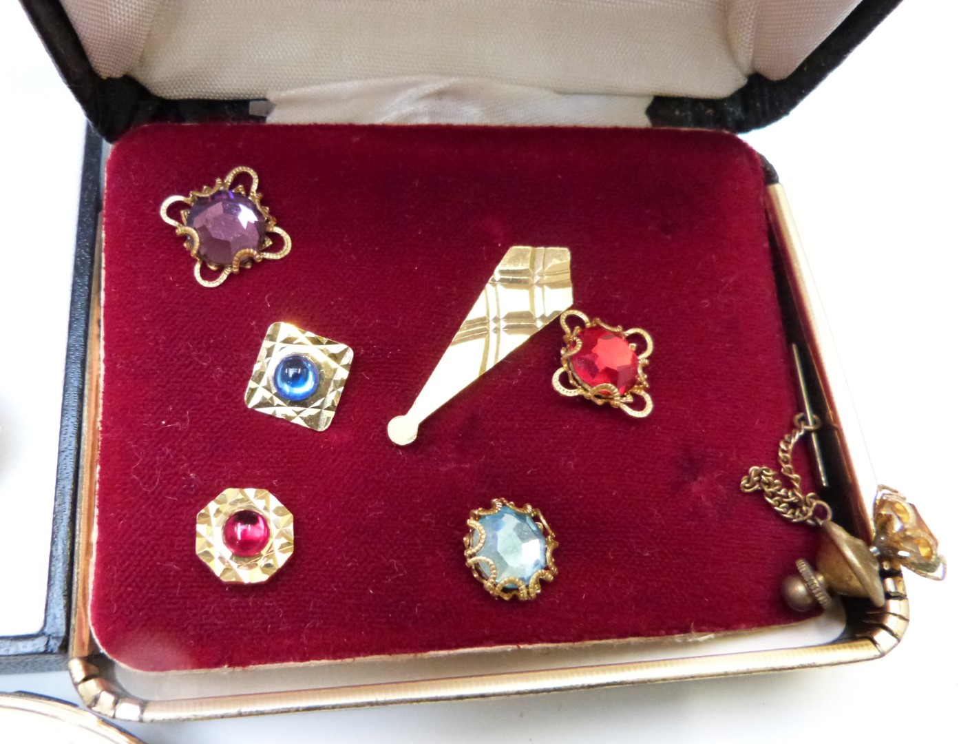 A collection of costume jewellery including Exquiste brooch, earrings, silver ring, vintage - Image 3 of 10