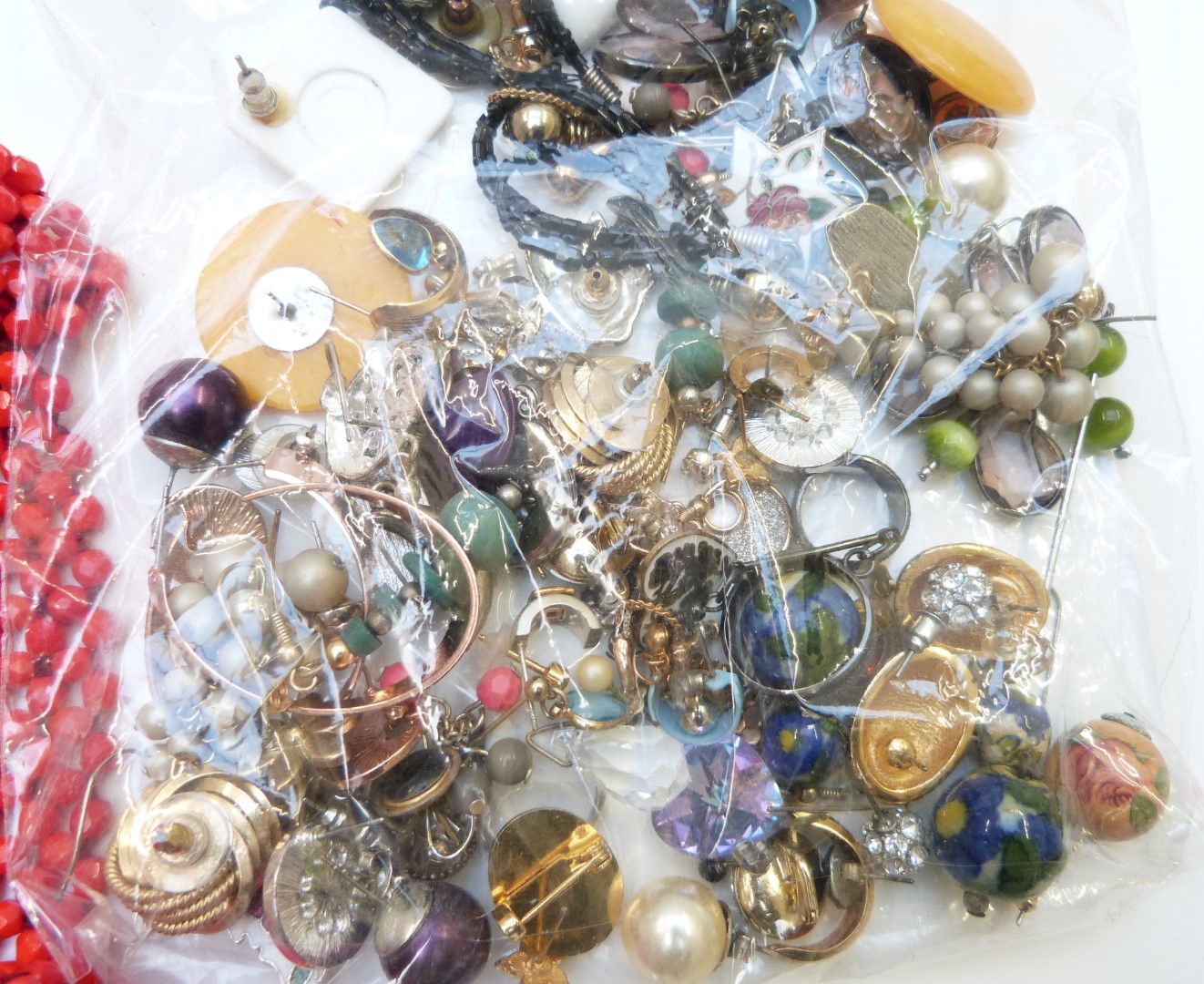 A collection of costume jewellery including Exquiste brooch, earrings, silver ring, vintage - Image 5 of 10