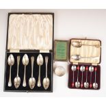 Cased set of George V hallmarked silver grapefruit spoons, Birmingham 1933, maker Barker Brothers