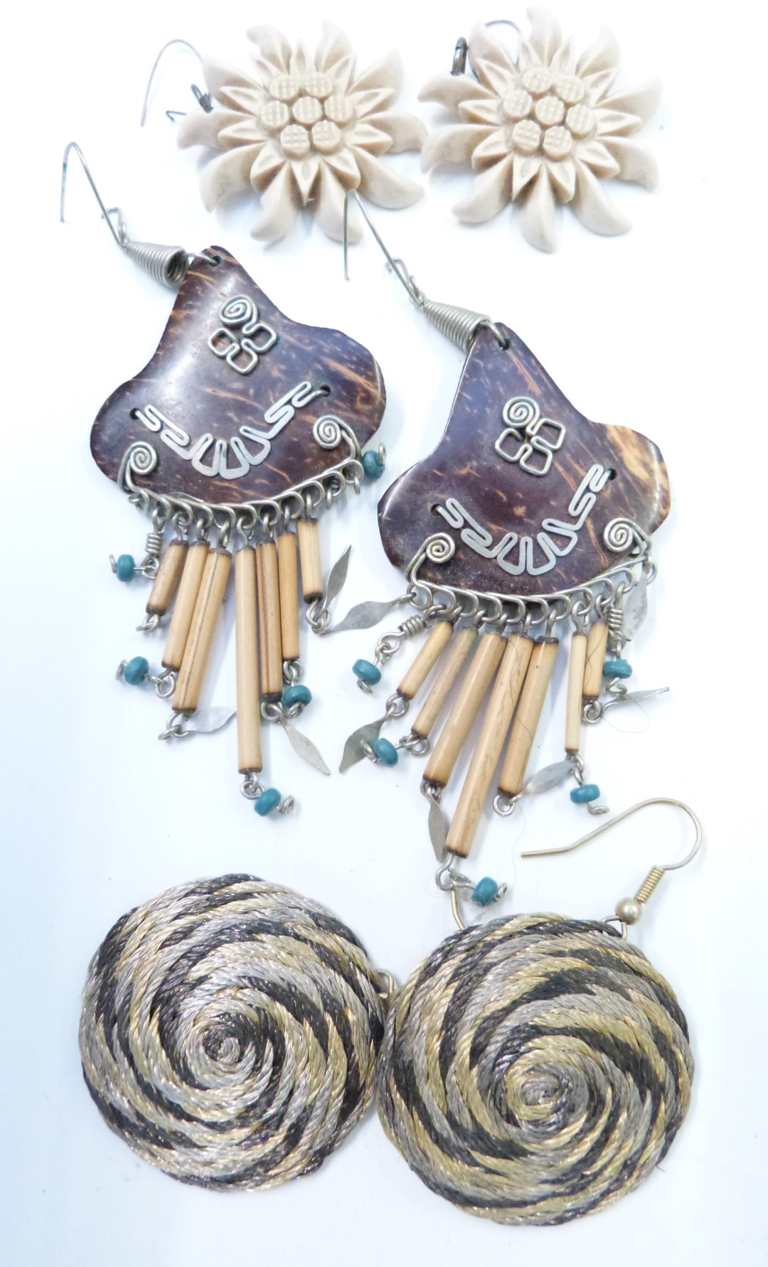 A collection of costume jewellery including necklaces, earrings, bangles, etc - Image 9 of 9