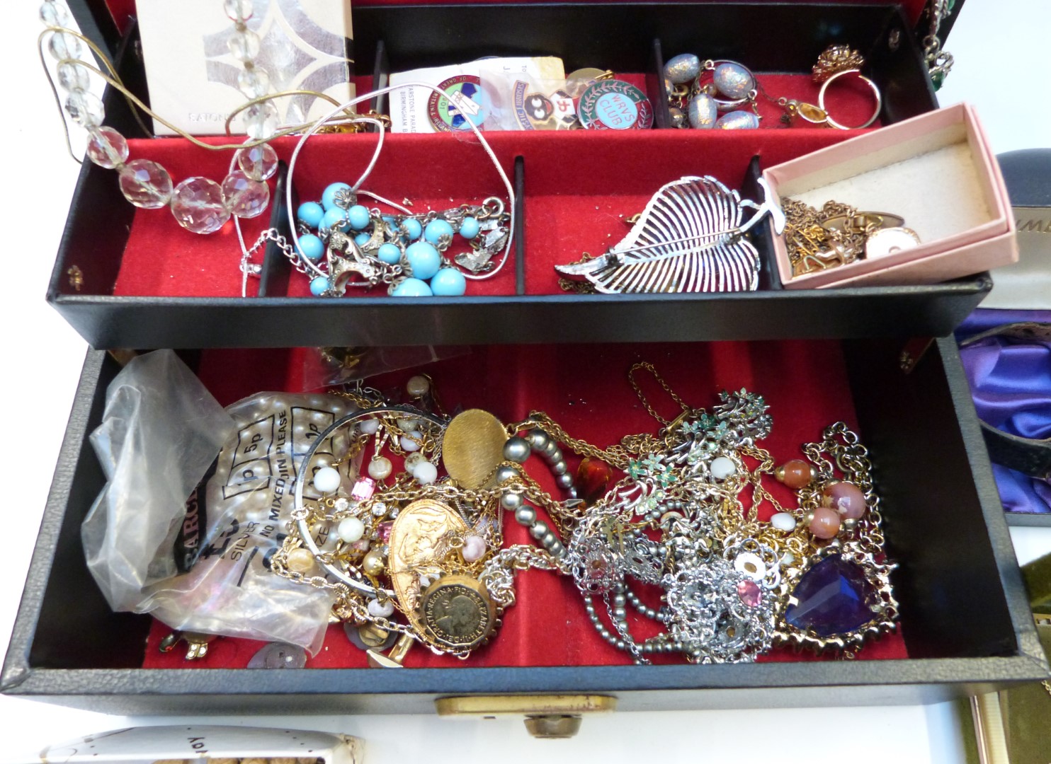 A collection of jewellery including vintage brooches, Hollywood clip, Corocraft brooch, Trifari - Image 10 of 10