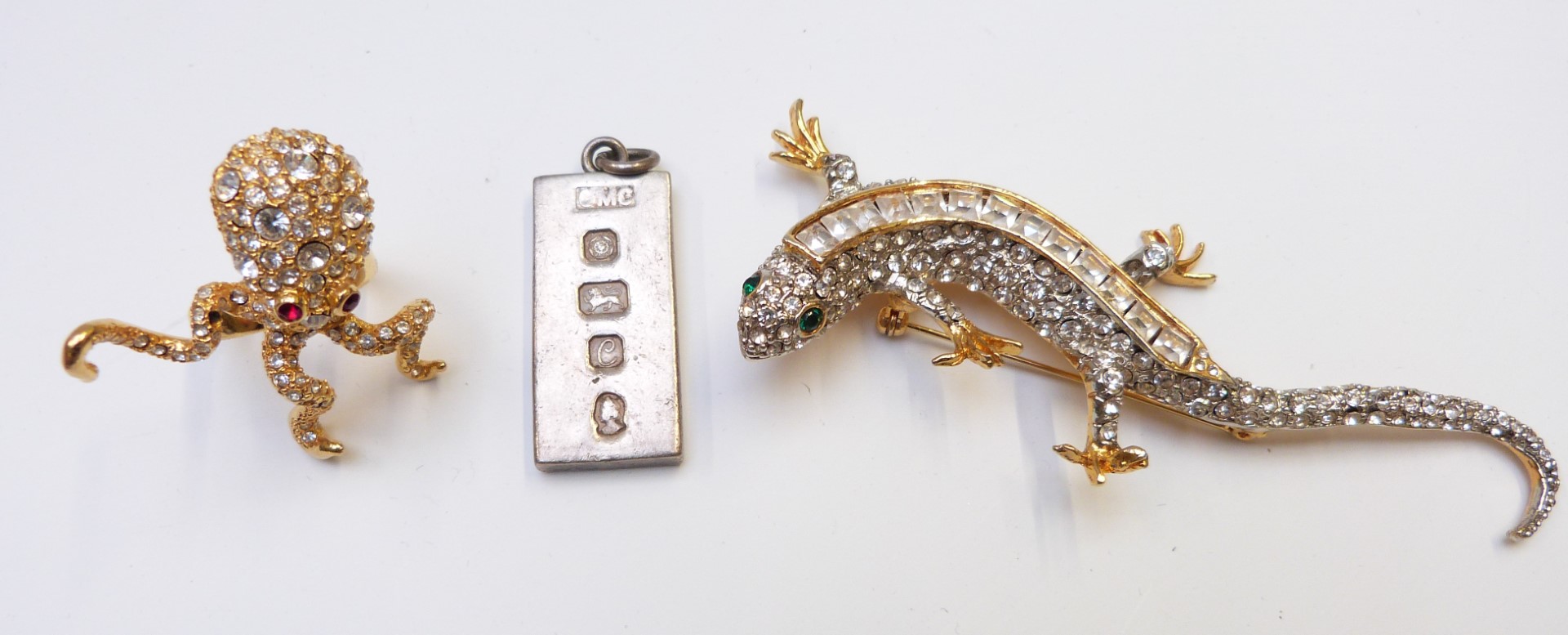 A collection of jewellery including Butler and Wilson brooch, pearl necklace, Kenneth Lane ring in - Image 2 of 7