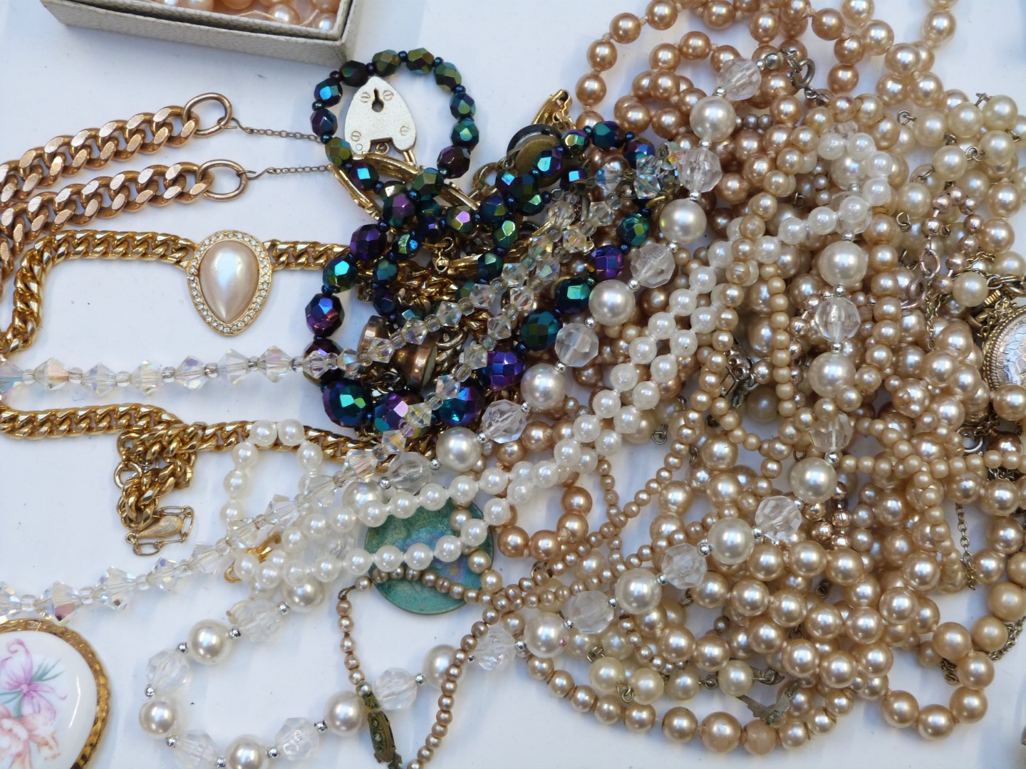 A collection of jewellery including vintage brooches, Hollywood clip, Corocraft brooch, Trifari - Image 9 of 10