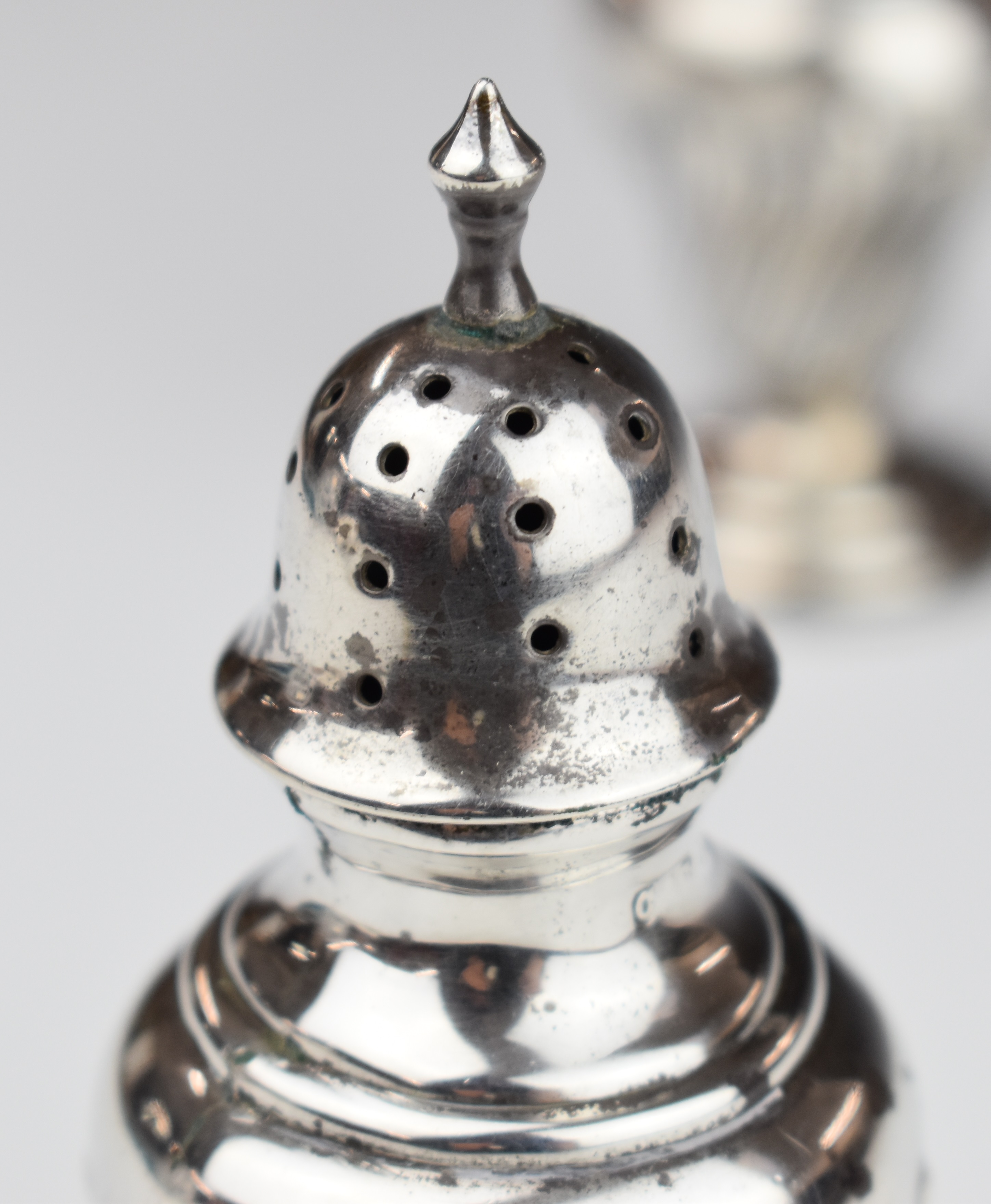 Victorian pair of hallmarked silver peppers, Chester 1900, maker Cohen & Charles, height 10cm, - Image 3 of 6