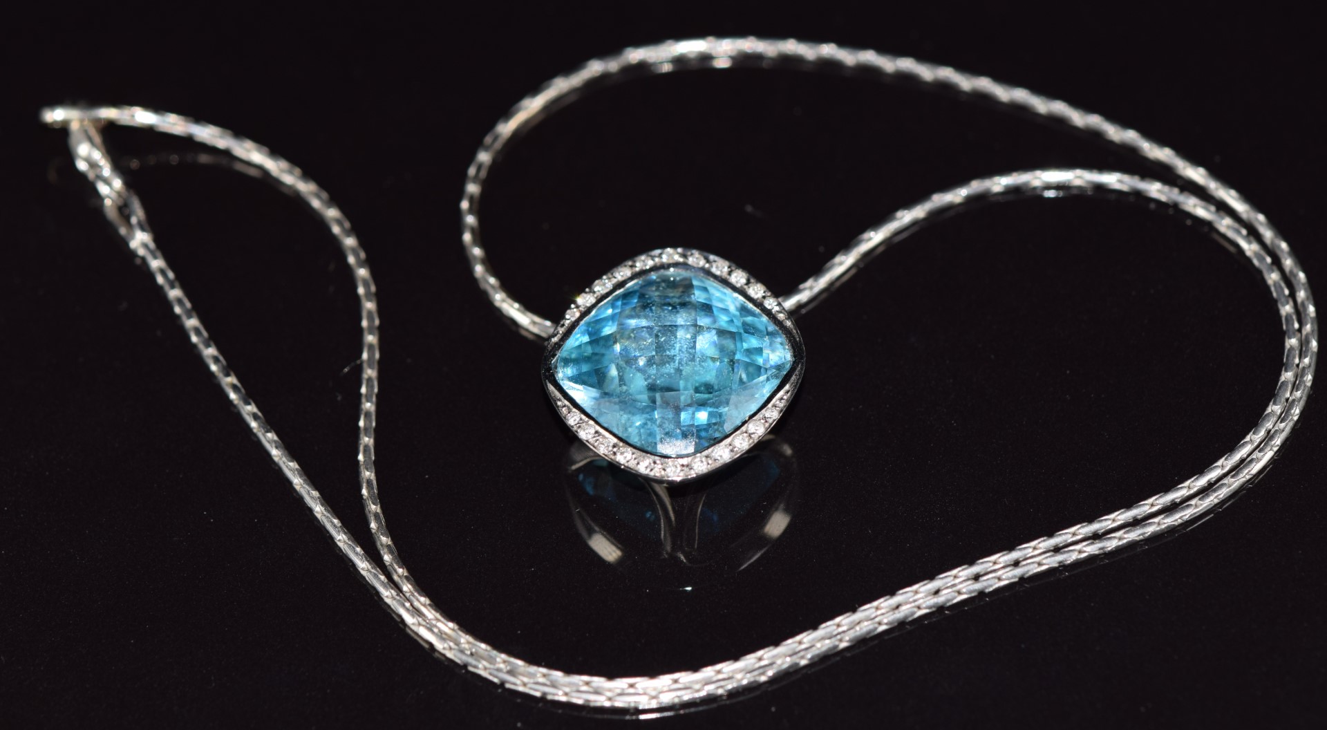 An 18ct white gold pendant set with a blue topaz and diamonds, on 18ct white gold chain, 15.1g - Image 4 of 5
