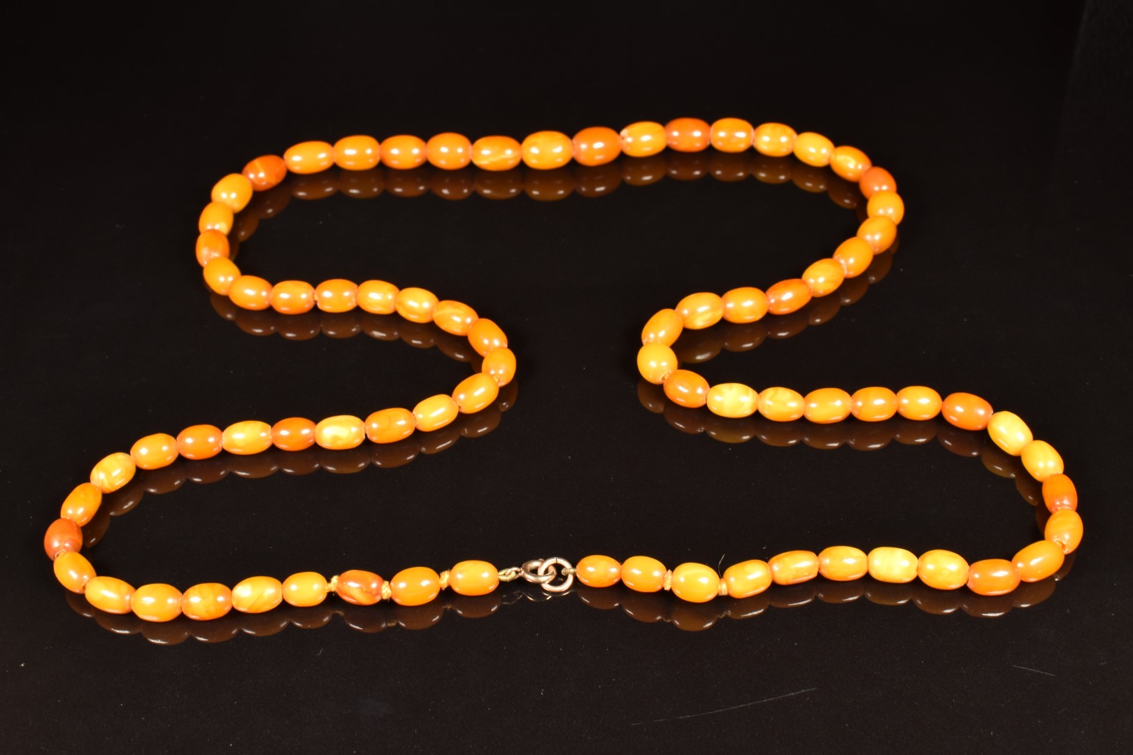 Baltic amber necklace made up of 77 beads, the largest 10 x 13mm, 30g - Image 2 of 2