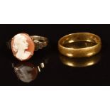 A 22ct gold wedding band / ring (3.1g, size K) in vintage box for Kendal & Dent, 106 Cheapside,