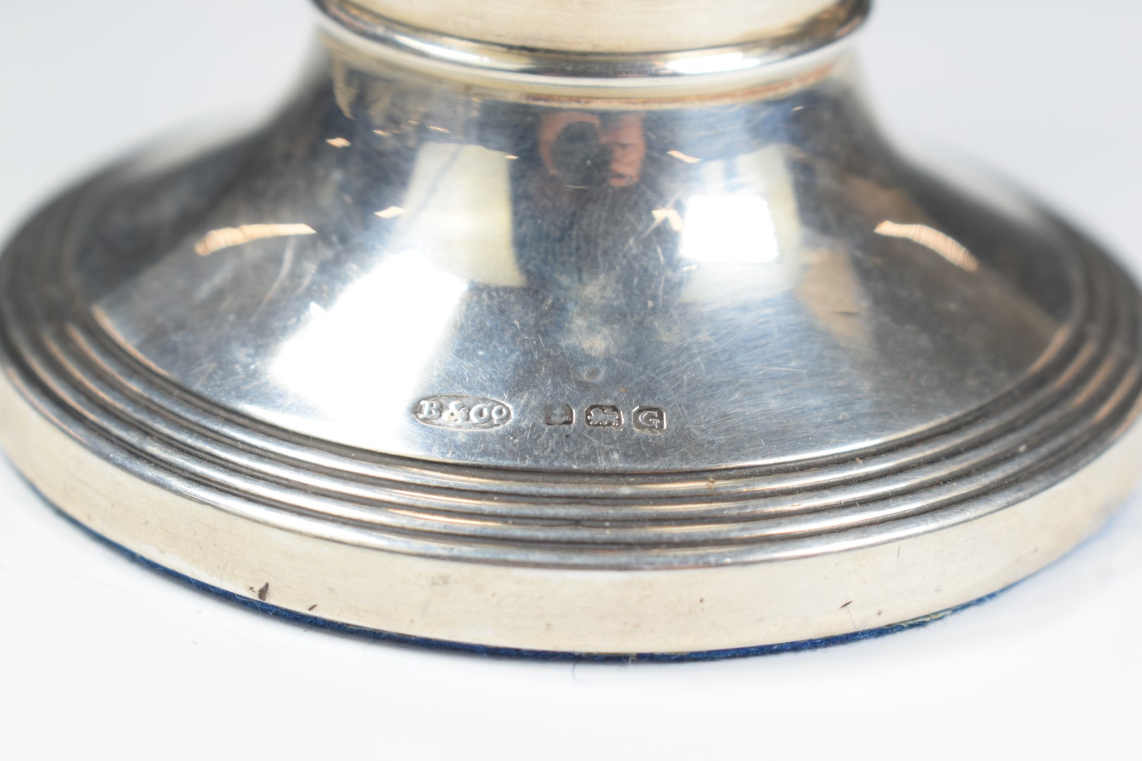 George V hallmarked silver capstan inkwell, Birmingham 1931, diameter 9cm, together with a pair of - Image 5 of 5