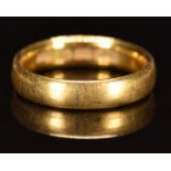 A 22ct gold wedding band / ring, 5.8g, size L