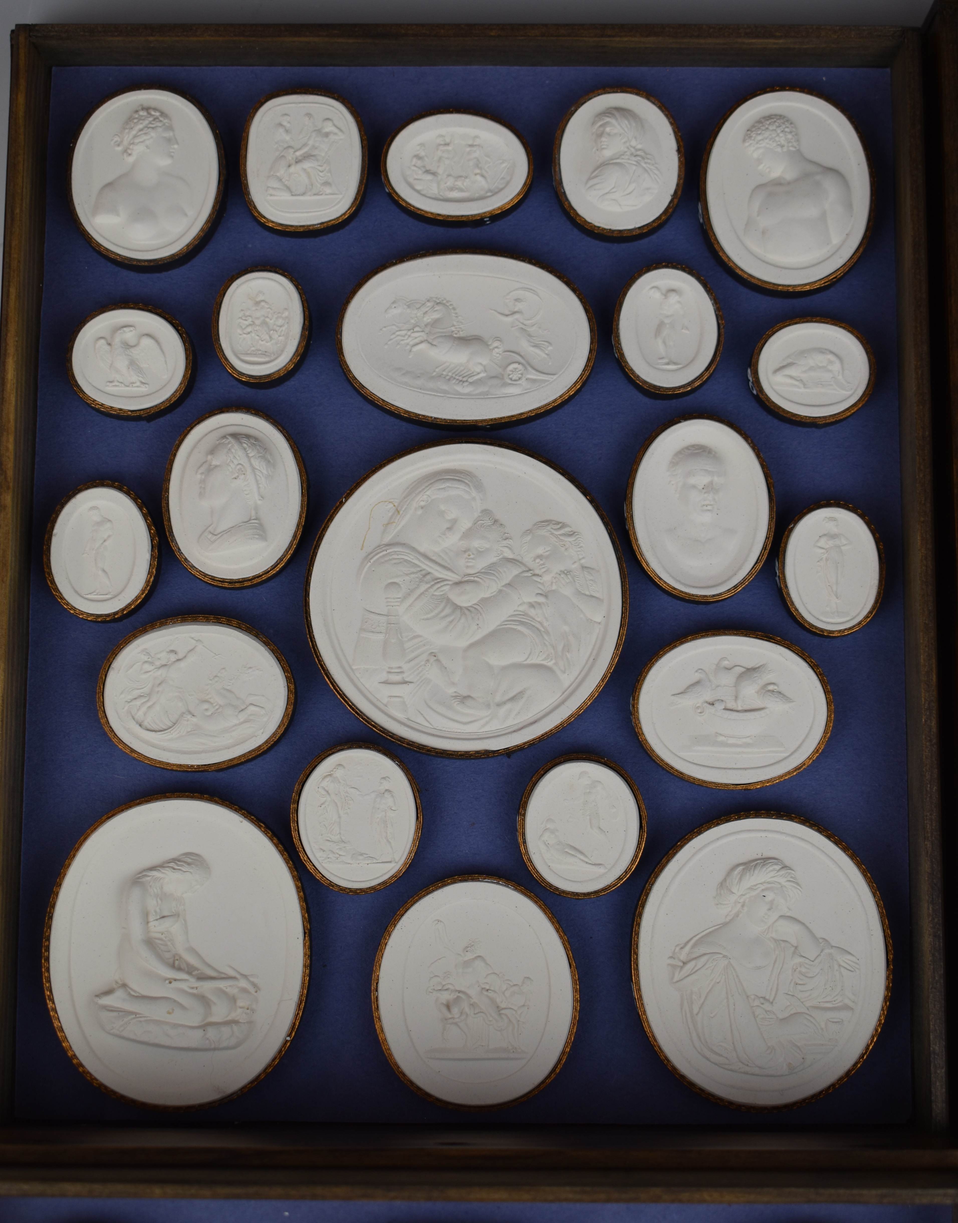 Set of ninety two Grand Tour style plaster plaques / cameos depicting classical scenes / figures, - Image 3 of 6