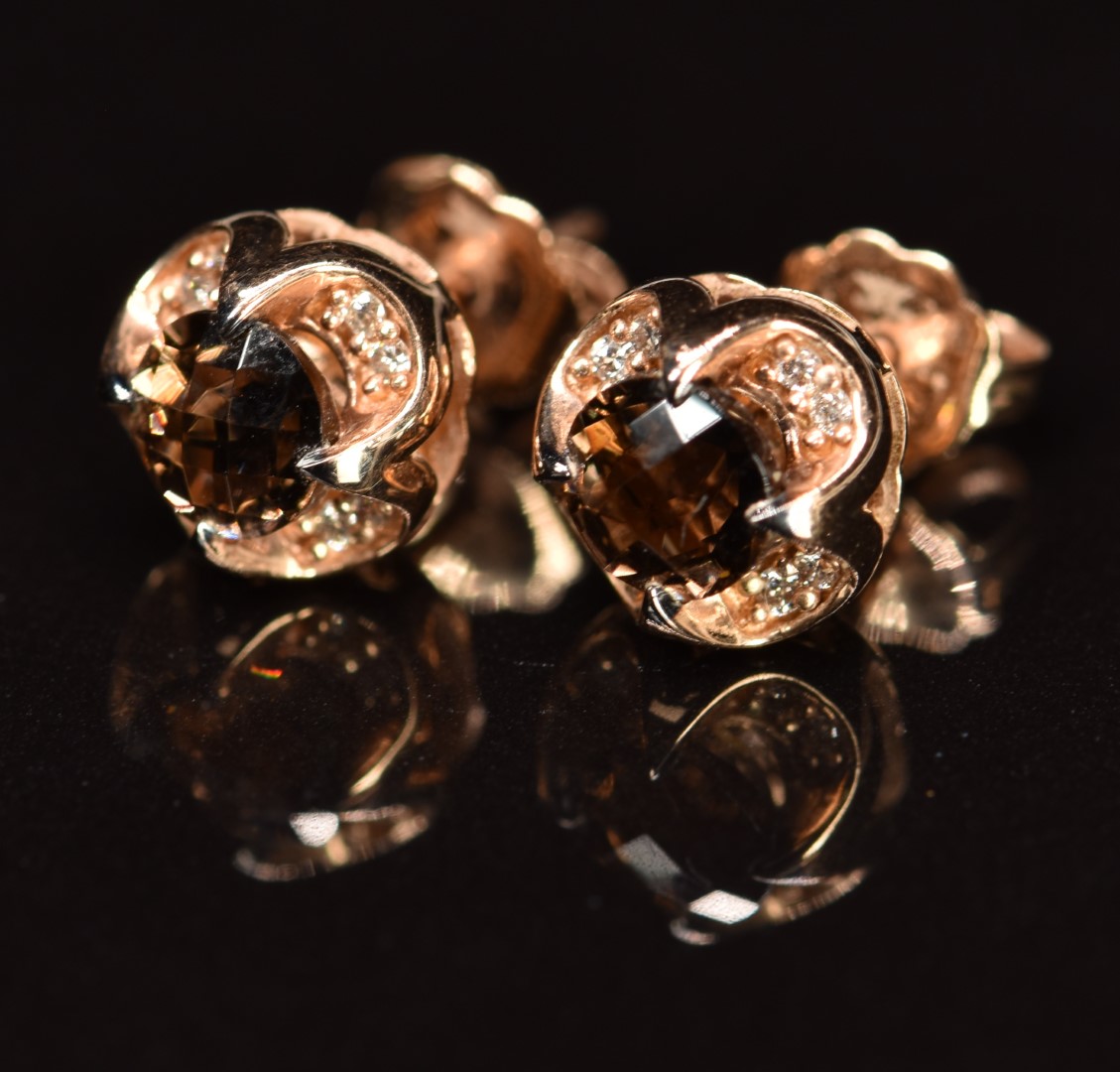 A 14k rose gold ring set with smoky quartz and diamonds, with matching earrings, 7g - Image 3 of 3