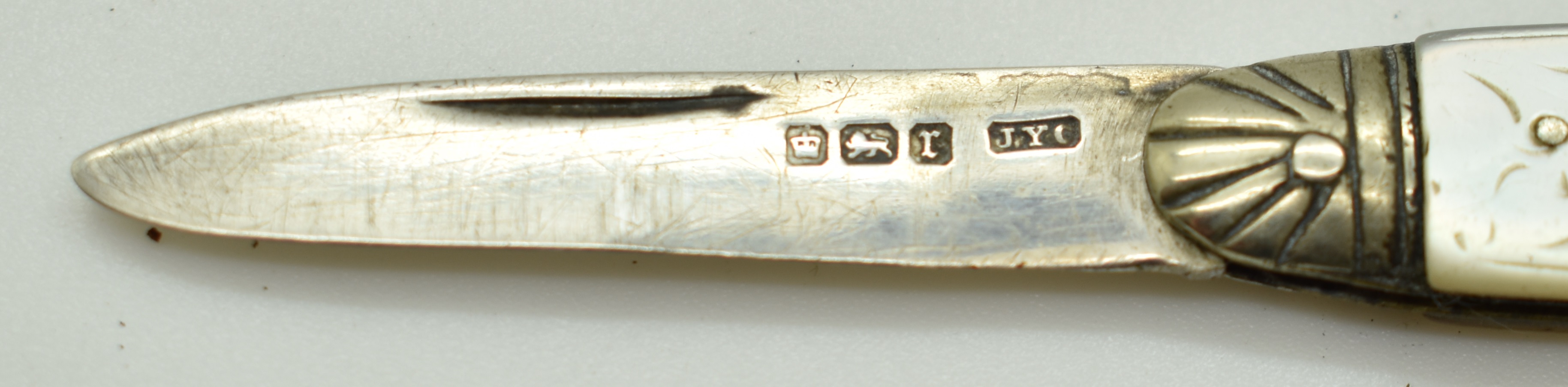 Seven Victorian and later hallmarked silver bladed mother of pearl folding fruit knives, length of - Image 5 of 9