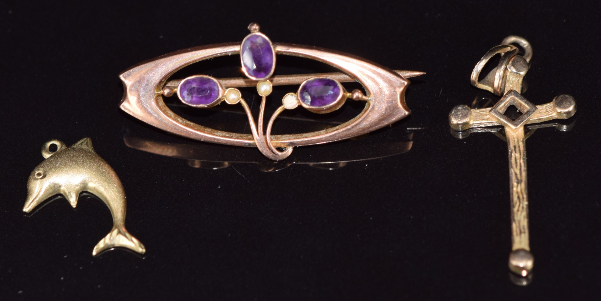 Edwardian 9ct gold brooch set with amethysts and seed pearls and two charms, 3.4g