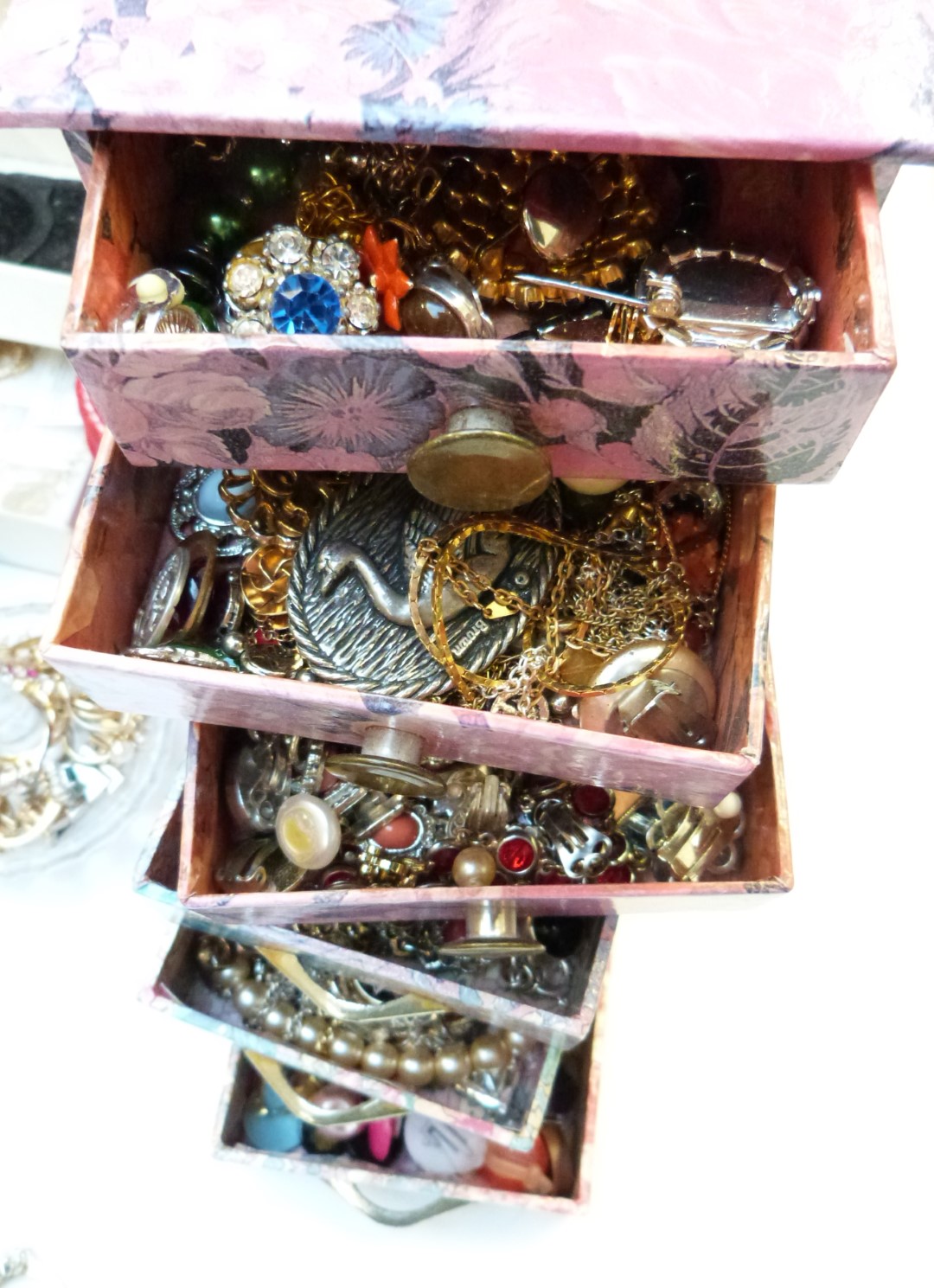 A collection of jewellery including vintage brooches, vintage earrings, beads, necklaces, etc - Image 3 of 11