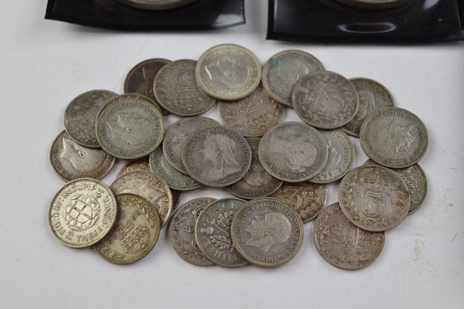 Vintage cash box containing modern crowns, £2 coins, Kennedy half dollars and approximately 41g of - Image 5 of 7