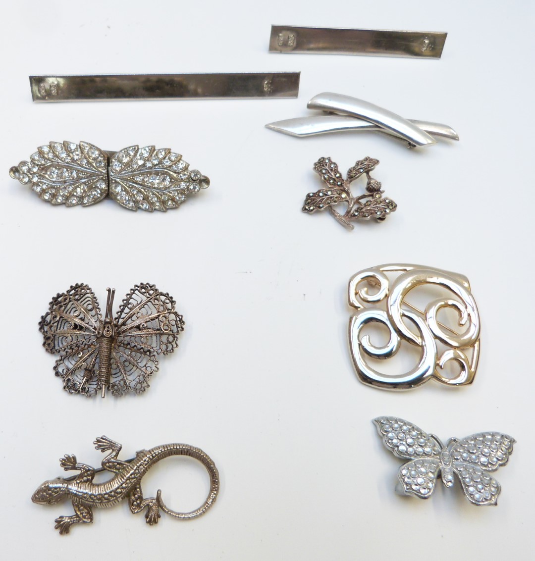 A collection of brooches including 1950's, micro mosaic, silver set with agate, filigree, dog, - Image 2 of 11