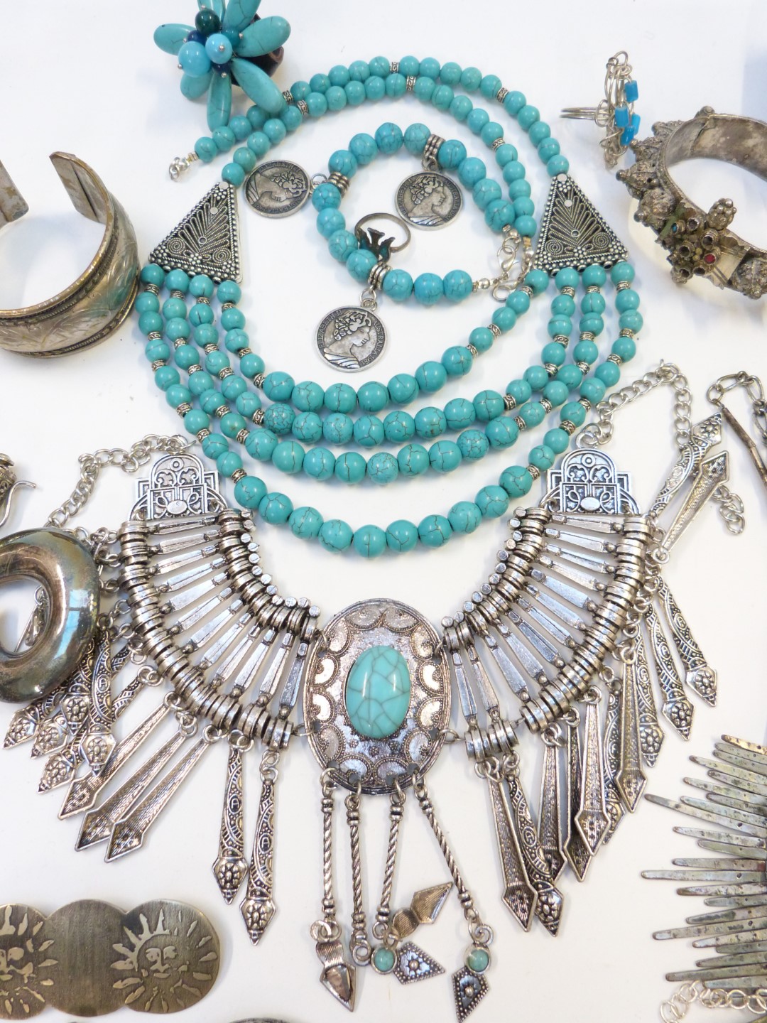 A collection of costume jewellery including necklaces, earrings, bangles, etc - Image 2 of 9