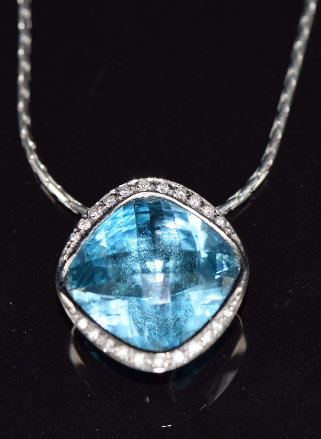 An 18ct white gold pendant set with a blue topaz and diamonds, on 18ct white gold chain, 15.1g - Image 3 of 5