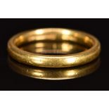 A 22ct gold wedding band / ring, 4.3g, Size M