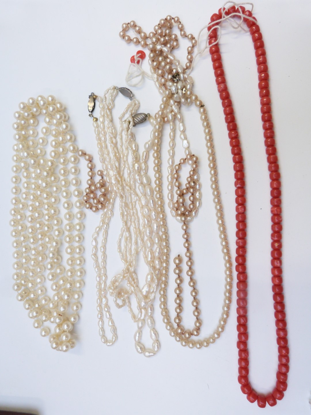 A collection of costume jewellery including Trifari necklace, crystal beads, faux pearls, diamanté - Image 5 of 6