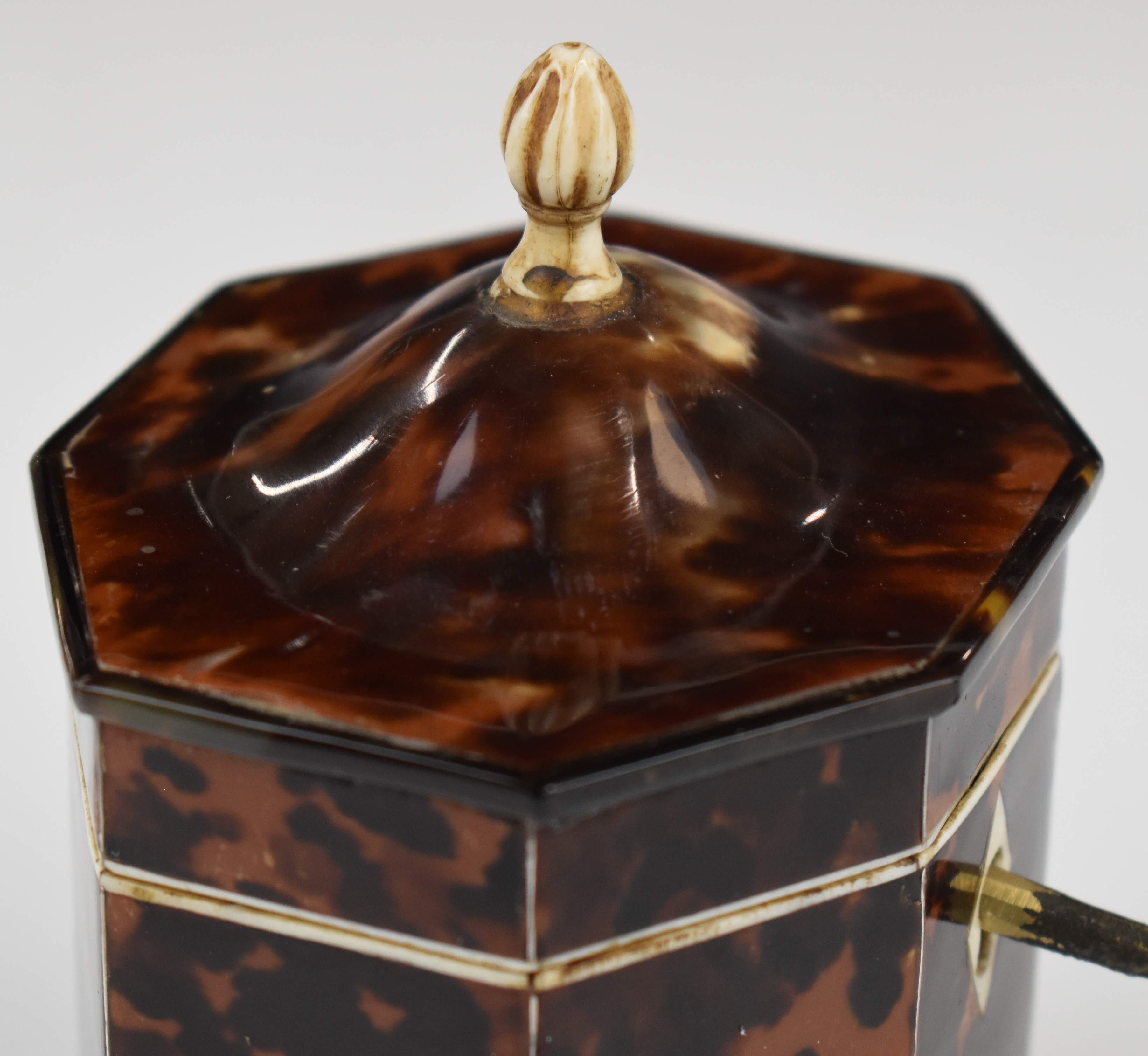Octagonal tortoiseshell style tea caddy raised on four ball feet, height 12cm - Image 4 of 6