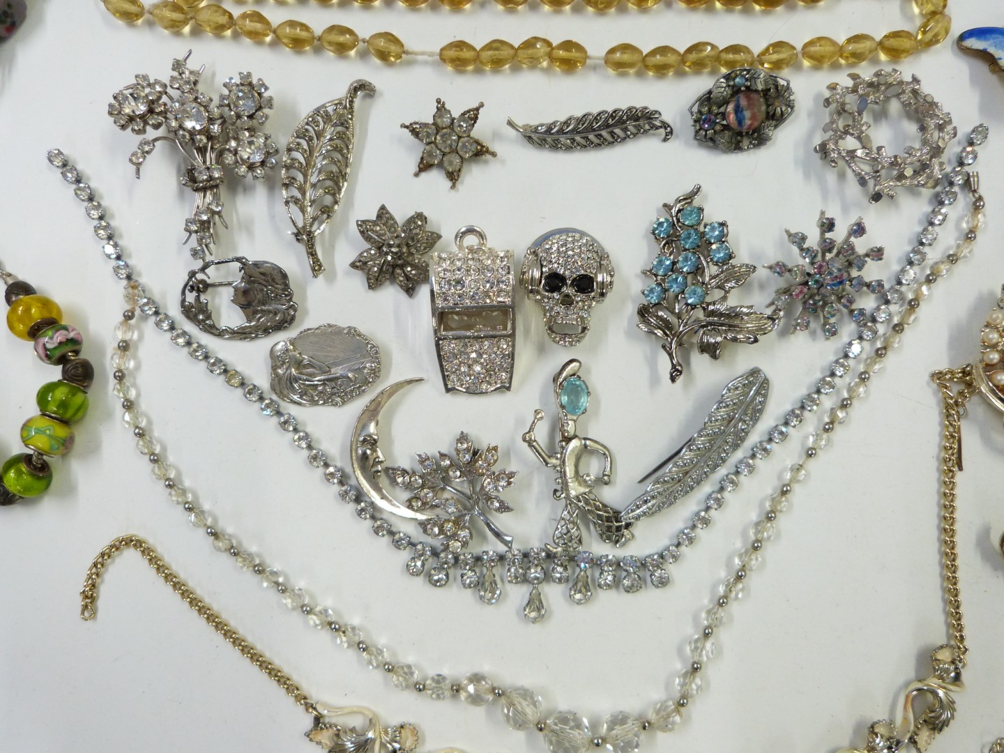 A collection of costume jewellery including silver earrings, agate beads, vintage brooches, enamel - Image 3 of 7