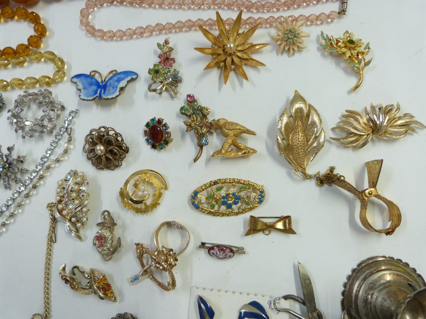 A collection of costume jewellery including silver earrings, agate beads, vintage brooches, enamel - Image 4 of 7