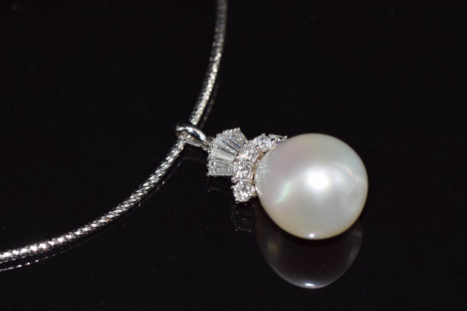 An 18ct white gold pendant set with a 23ct South Sea pearl, baguette and round cut diamonds, total - Image 2 of 4