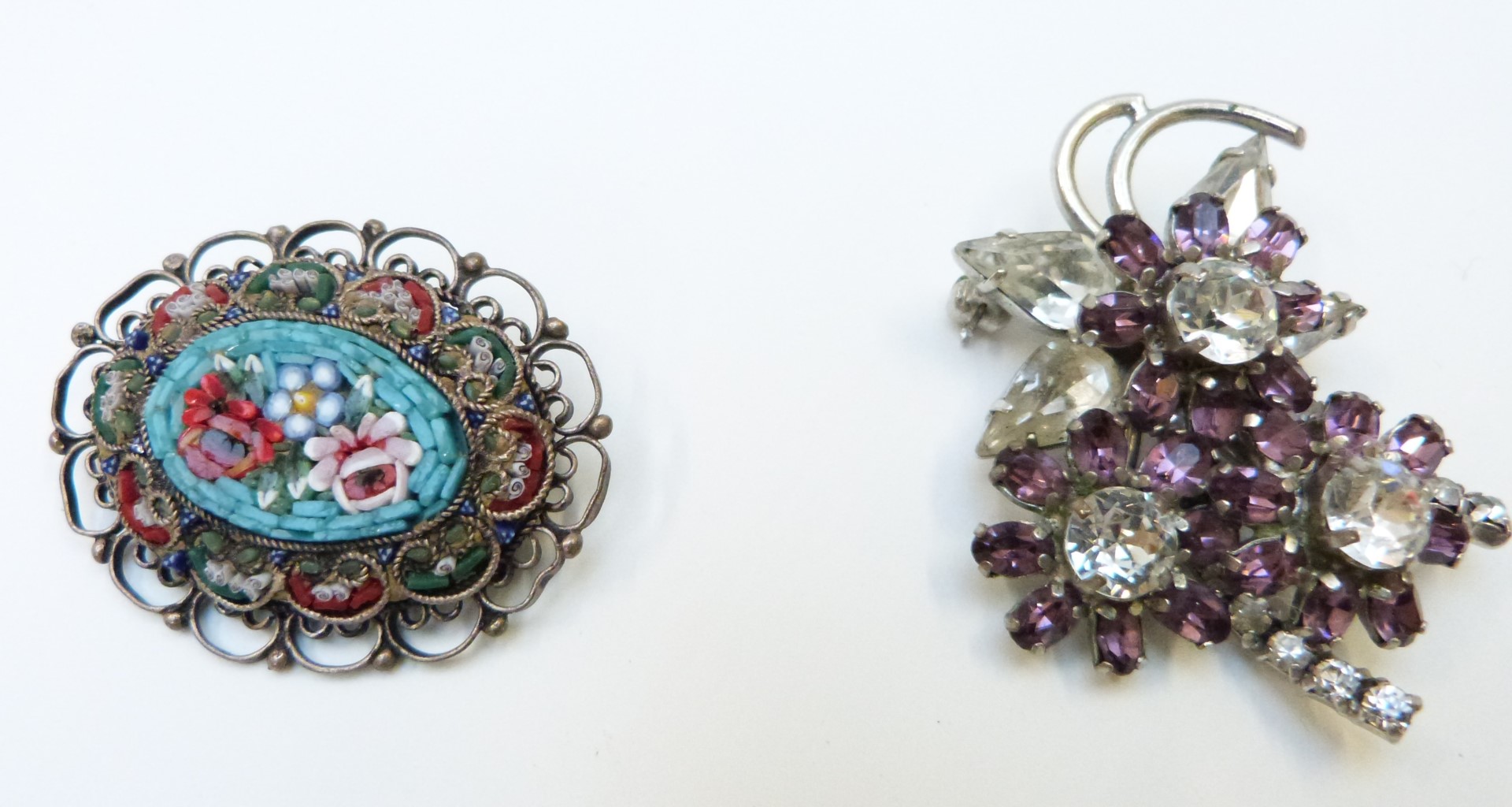 A collection of brooches including 1950's, micro mosaic, silver set with agate, filigree, dog, - Image 8 of 11