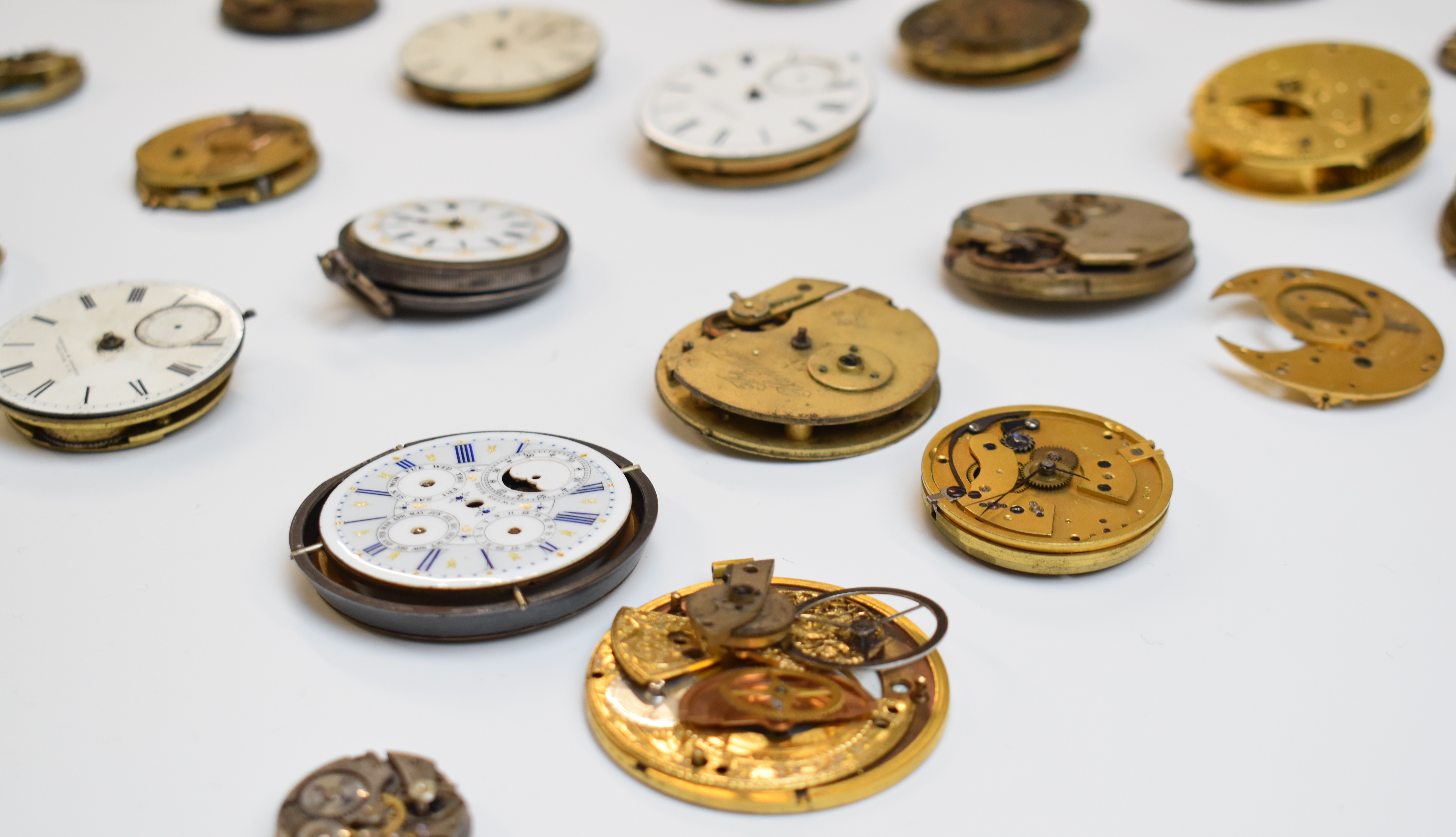 Large collection of pocket watch movements, dials and parts including fusee movements, tortoiseshell - Image 17 of 19