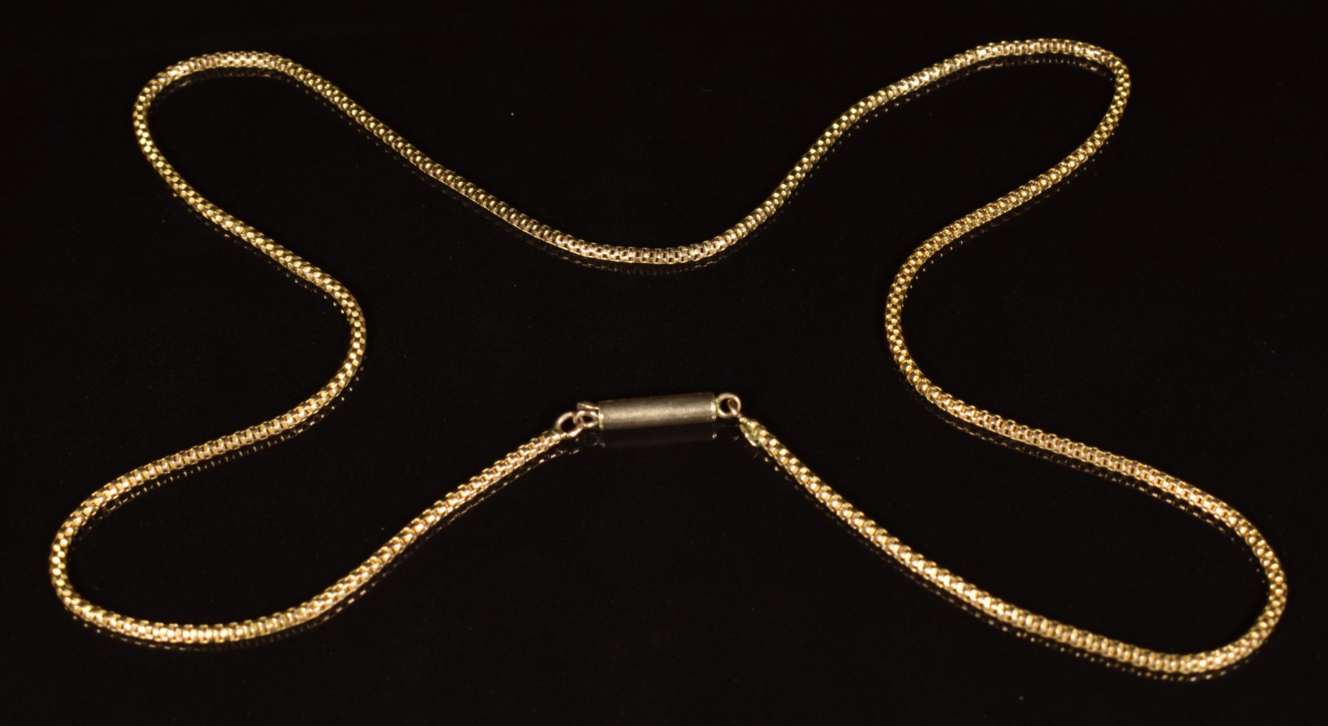 A c1915 9ct gold chain with barrel clasp, length 43cm, 3.9g