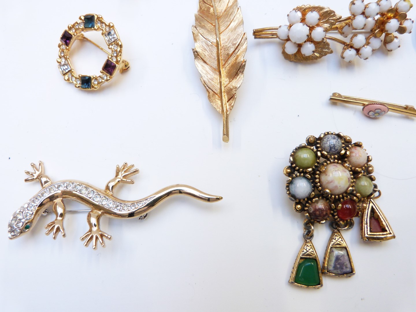 A collection of brooches including 1950's, micro mosaic, silver set with agate, filigree, dog, - Image 7 of 11