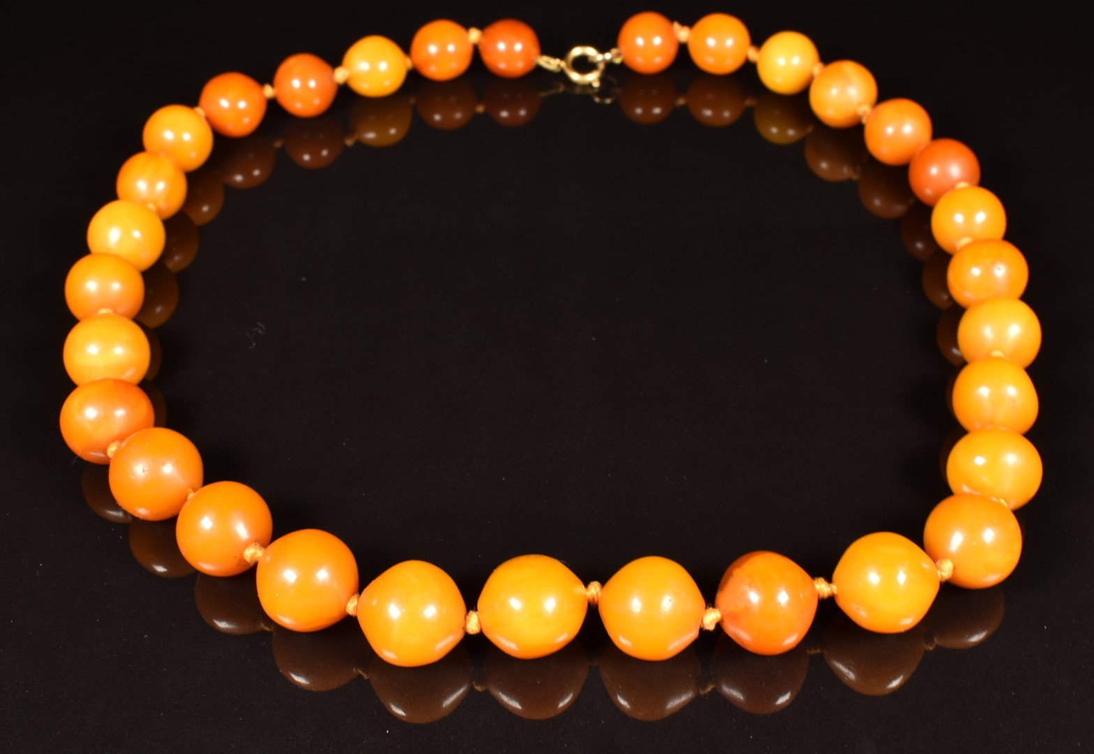 Baltic amber necklace made up of 31 beads, each approximately 15mm, 44g
