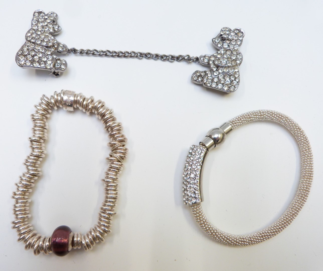 A collection of jewellery including Butler and Wilson brooch, pearl necklace, Kenneth Lane ring in - Image 6 of 7