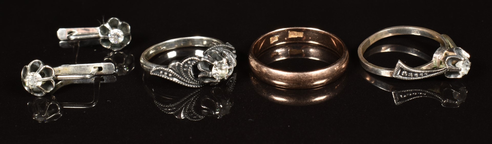 A 9ct gold wedding band / ring (3.1g) and two silver rings and a pair of silver earrings - Image 2 of 2