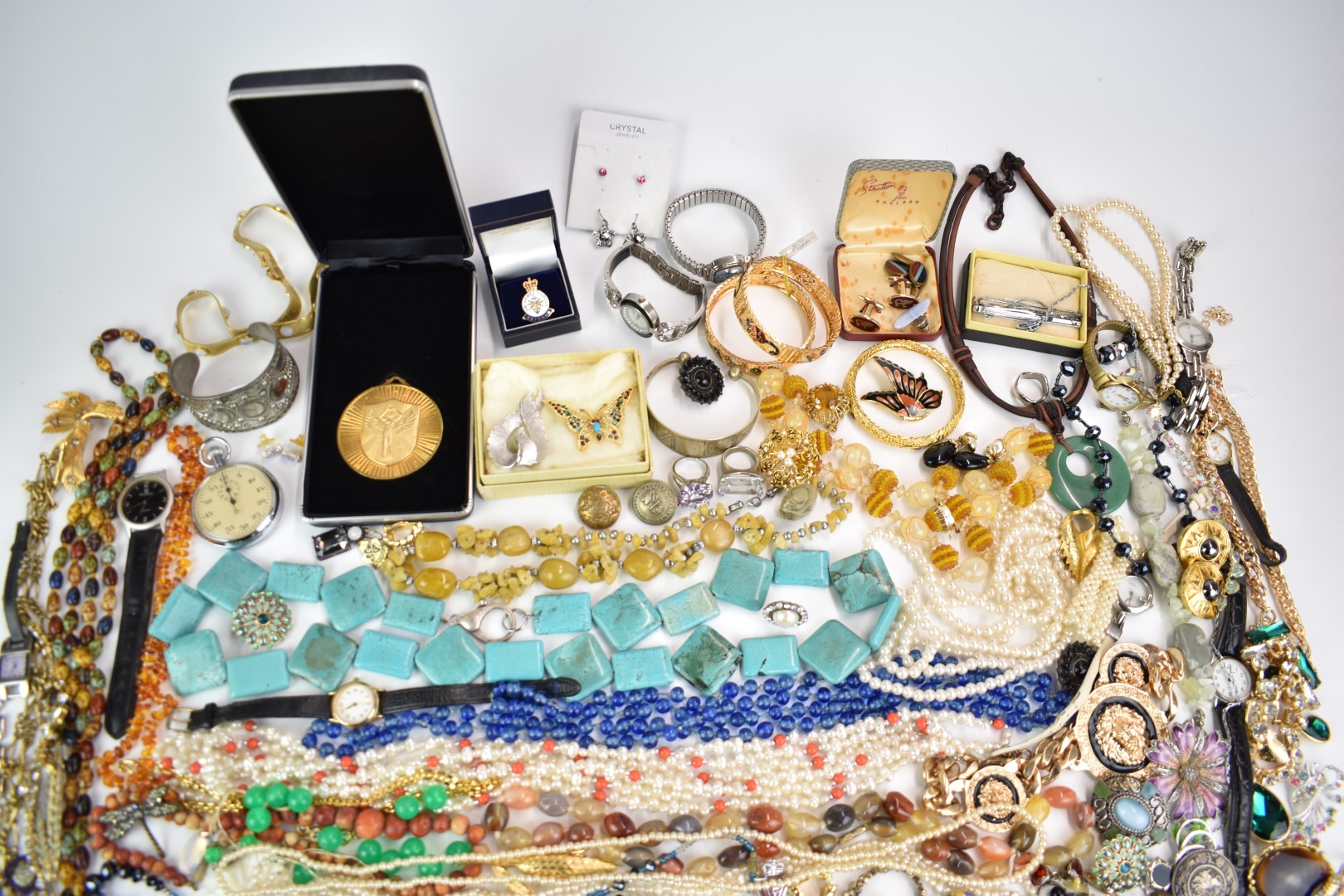 A collection of jewellery including vintage brooches, Sphinx brooch, earrings, necklaces, etc - Image 5 of 5