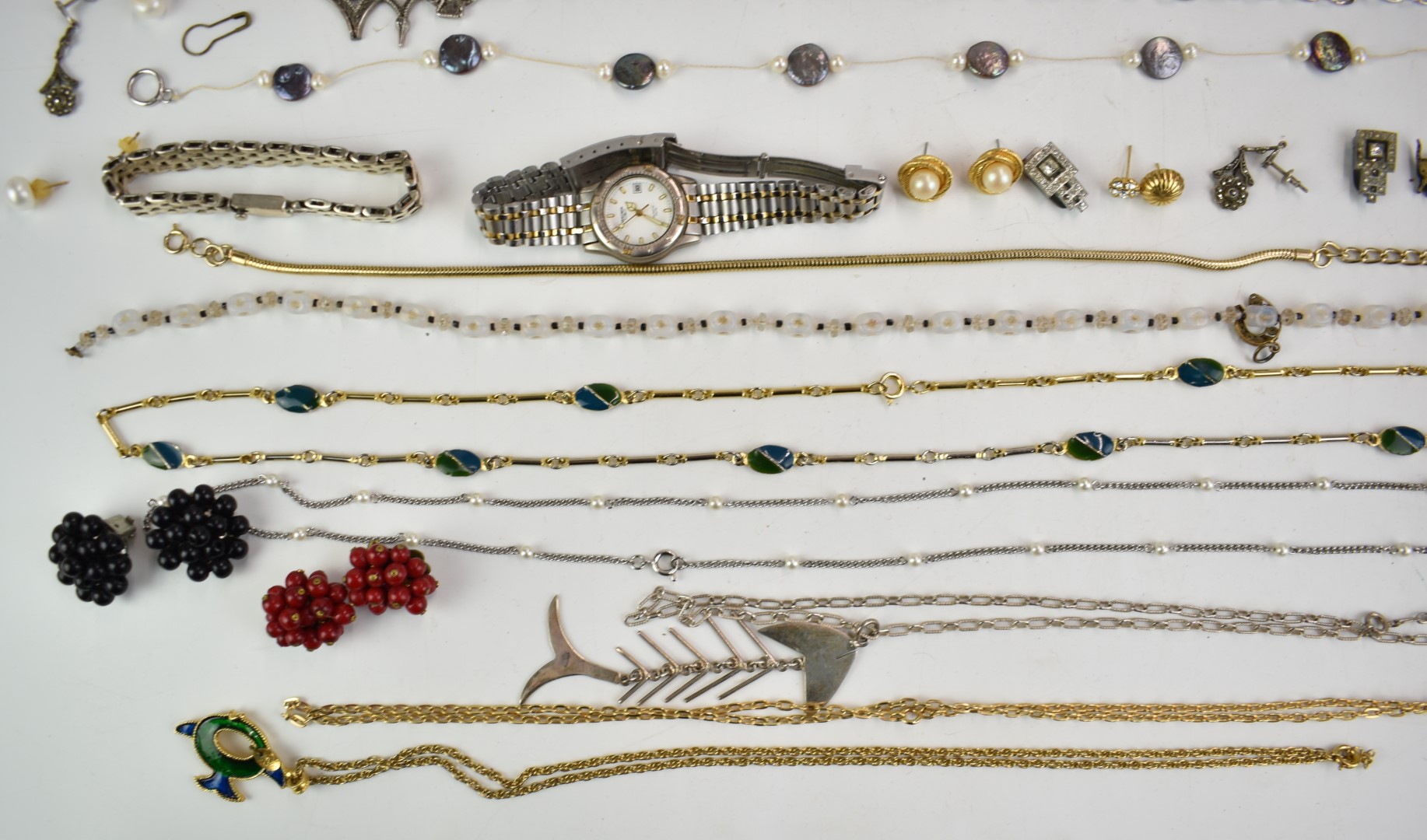 A collection of jewellery including silver fish pendant, Trifari necklace, Kenneth Lane brooch, - Image 6 of 10