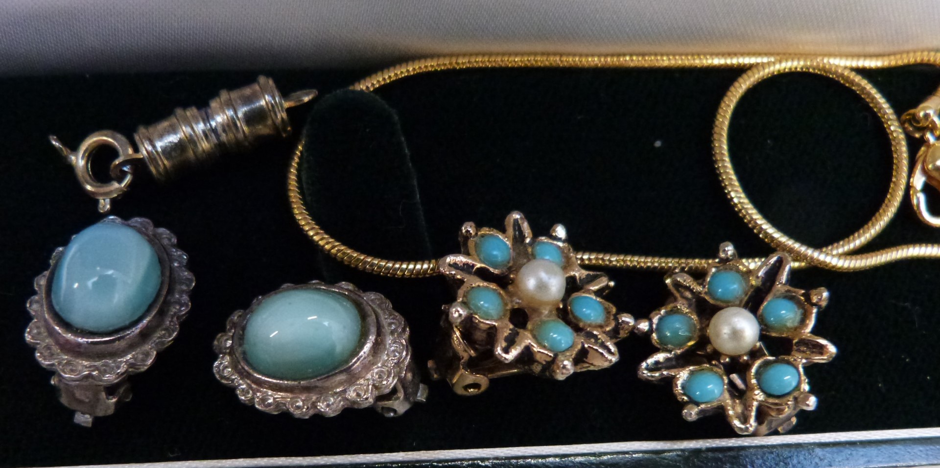 A collection of jewellery including vintage brooches, vintage earrings, beads, necklaces, etc - Image 11 of 11