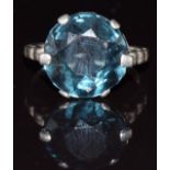A silver ring set with topaz, 4.0g, size L