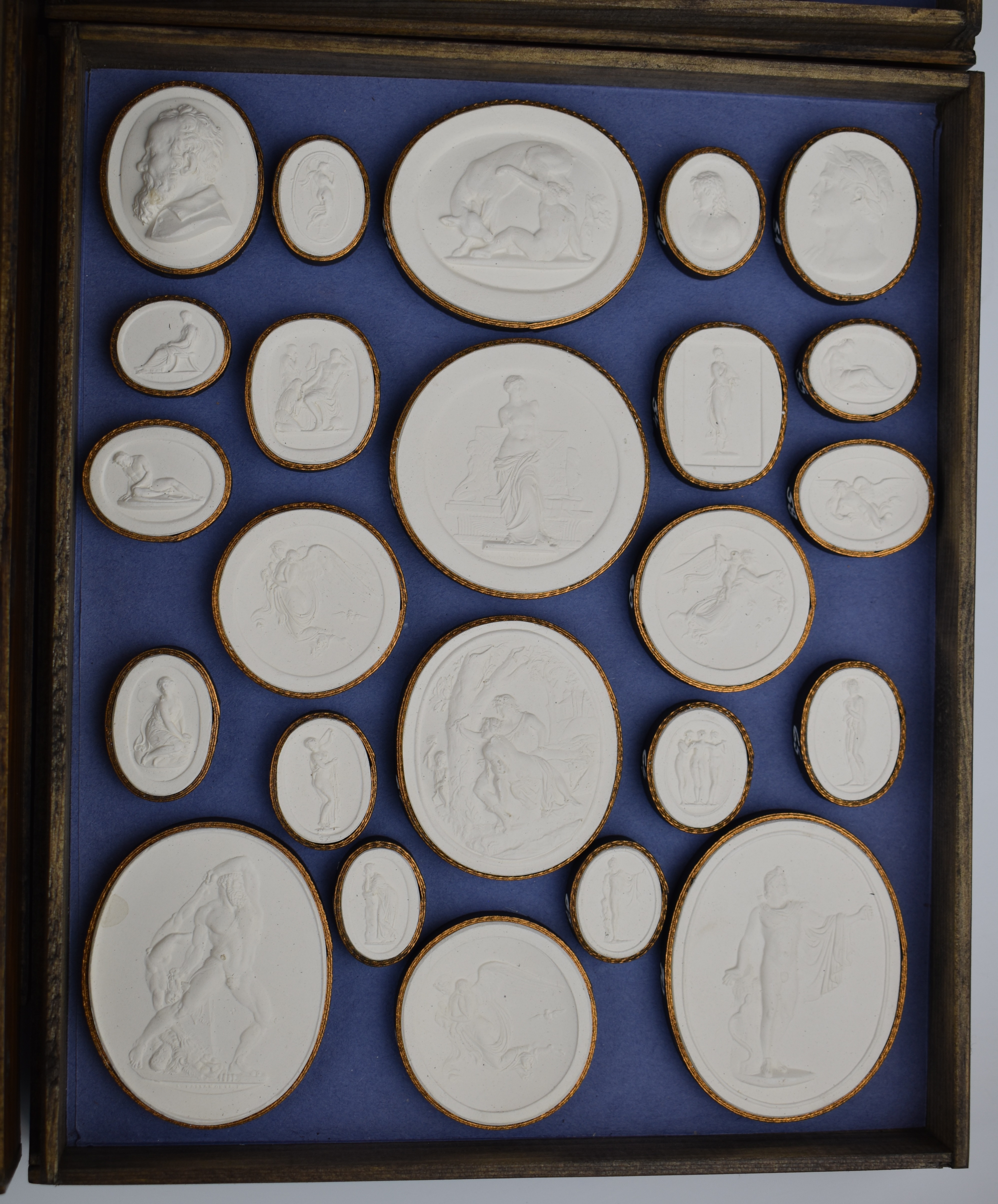 Set of ninety two Grand Tour style plaster plaques / cameos depicting classical scenes / figures, - Image 5 of 6