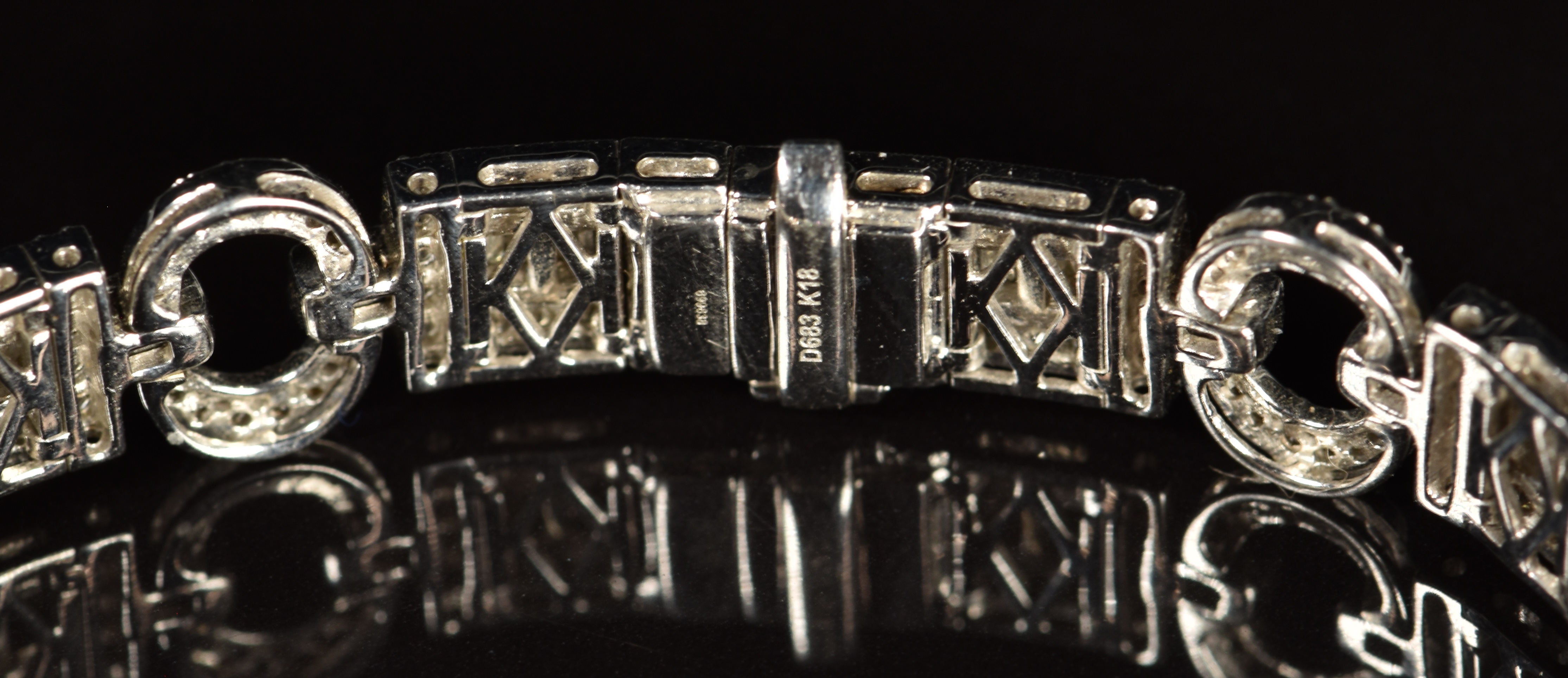 Art Deco style 18k white gold bracelet set with round and baguette cut diamonds, total diamond - Image 2 of 3