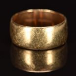 A 9ct gold wedding band / ring, 7g, size T