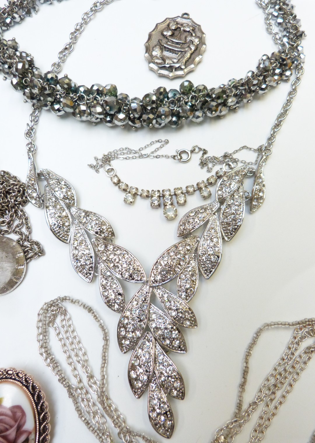 A collection of jewellery including glass beaded necklaces, sodalite necklace, faux pearls, amethyst - Image 6 of 11